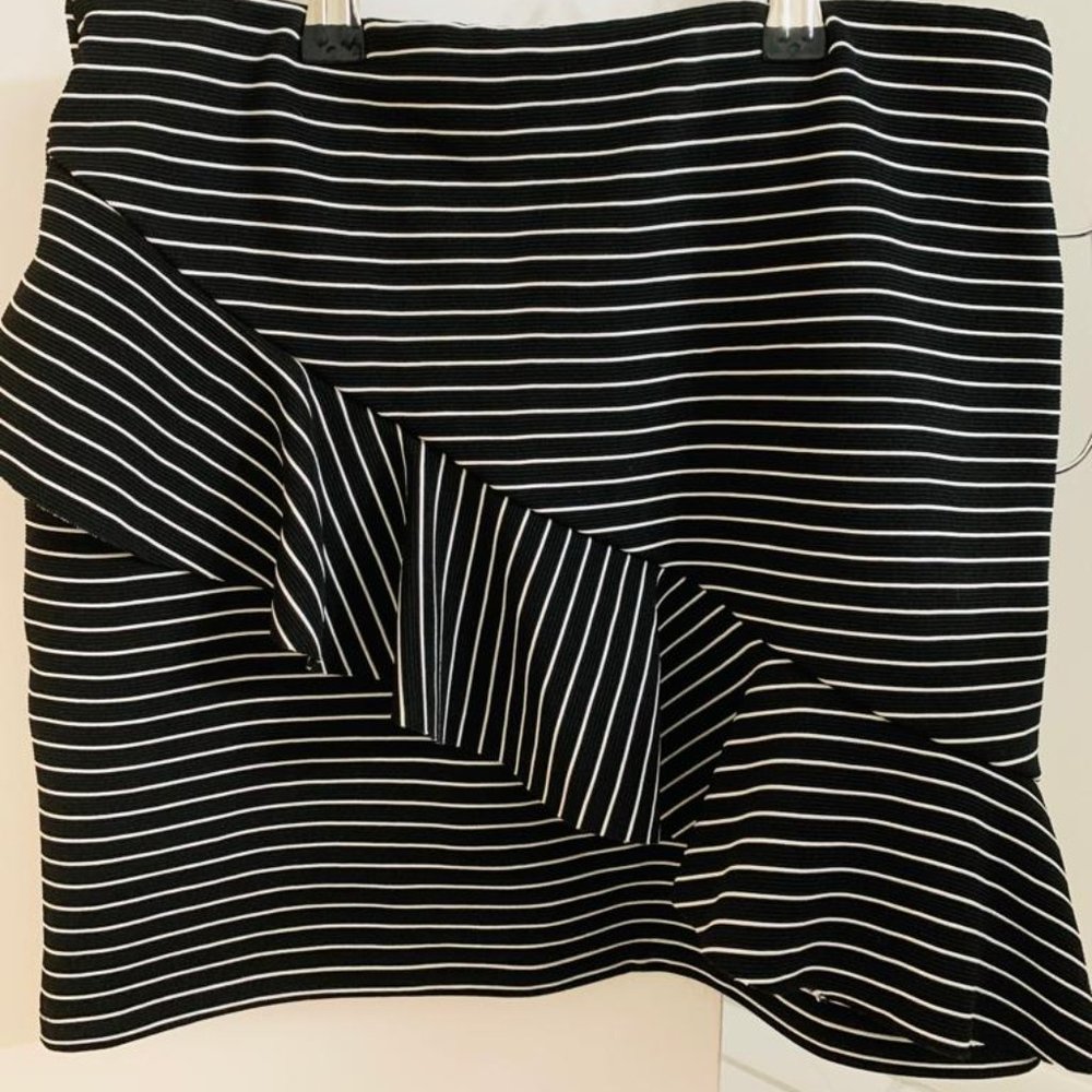 Elastic Black and white stripe Skirt/ Zara